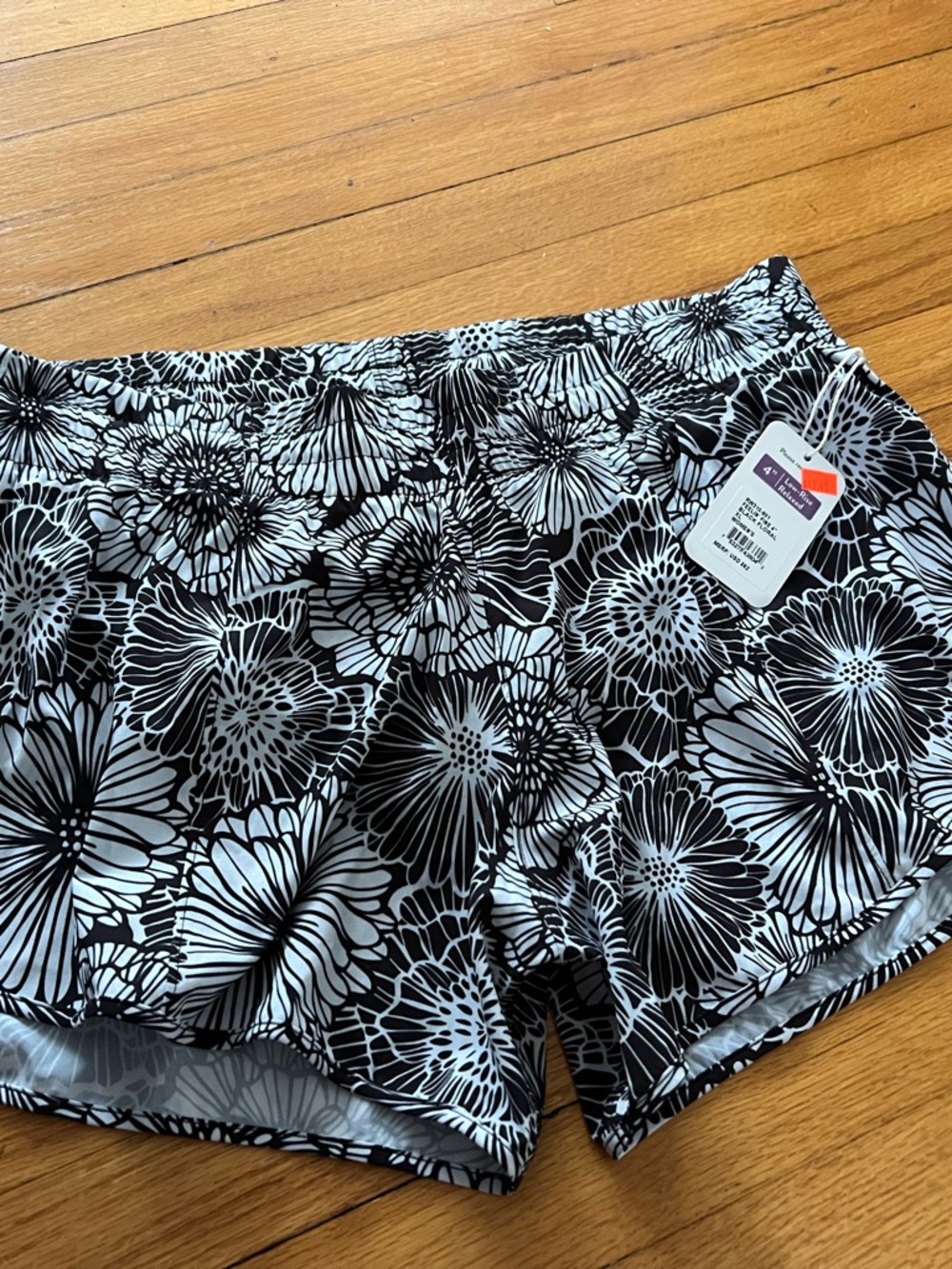 Rabbit Feelin’ Fine 4” Black & White Floral Women’s Shorts XL